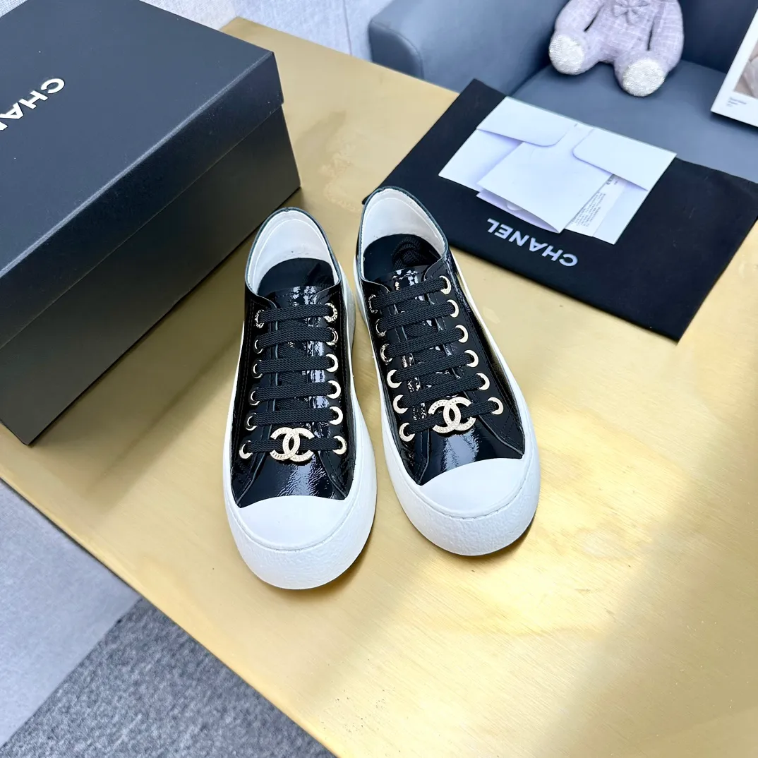 👟👟Ex-factory price 440👟👟 Top version, original quality! ! ! Chanel Chanel - 2024 biscuit shoes, the top casual sports shoes in the counter, this classic design; the upper is electro-embroidered with a variety of craftsmanship; the outsole is fashionable and sporty; the unusual inclusion of a variety of color elements... The diversified mix and match is very good-looking and versatile, casual, fashionable, sports and outdoor can be taken into account... ꫛꫀꪝ Go➫ Material: ❶Upper made of: original first-layer cowhide ❷Inside made of: sheepskin ❸The outsole is based on: original T👟👟factory price U combination outsole counter boutique packaging complete set for women 35–40